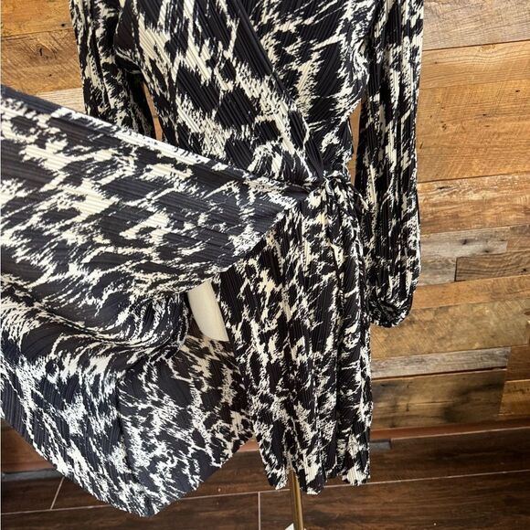 H&M PLISSÉ WRAP DRESS - Picture 8 of 14